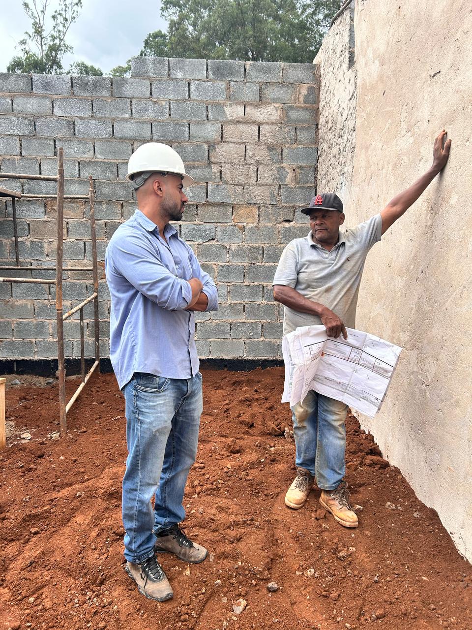 Engenheiro da FACILITA em acompanhamento técnico de obra com a equipe